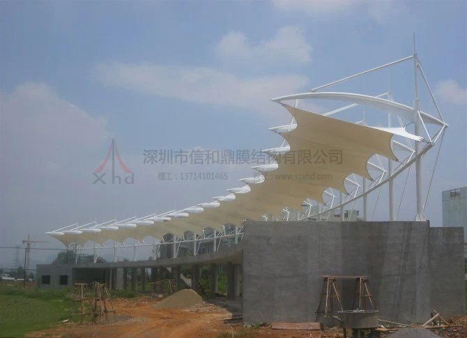 桂林旅游专科学院高尔夫球场膜结构看台遮阳棚工程
